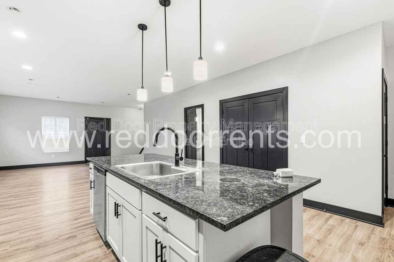 416 Eastern Ave - Photo 6 of 29