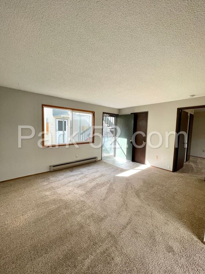 631 N Fife St #01 - Photo 4 of 9