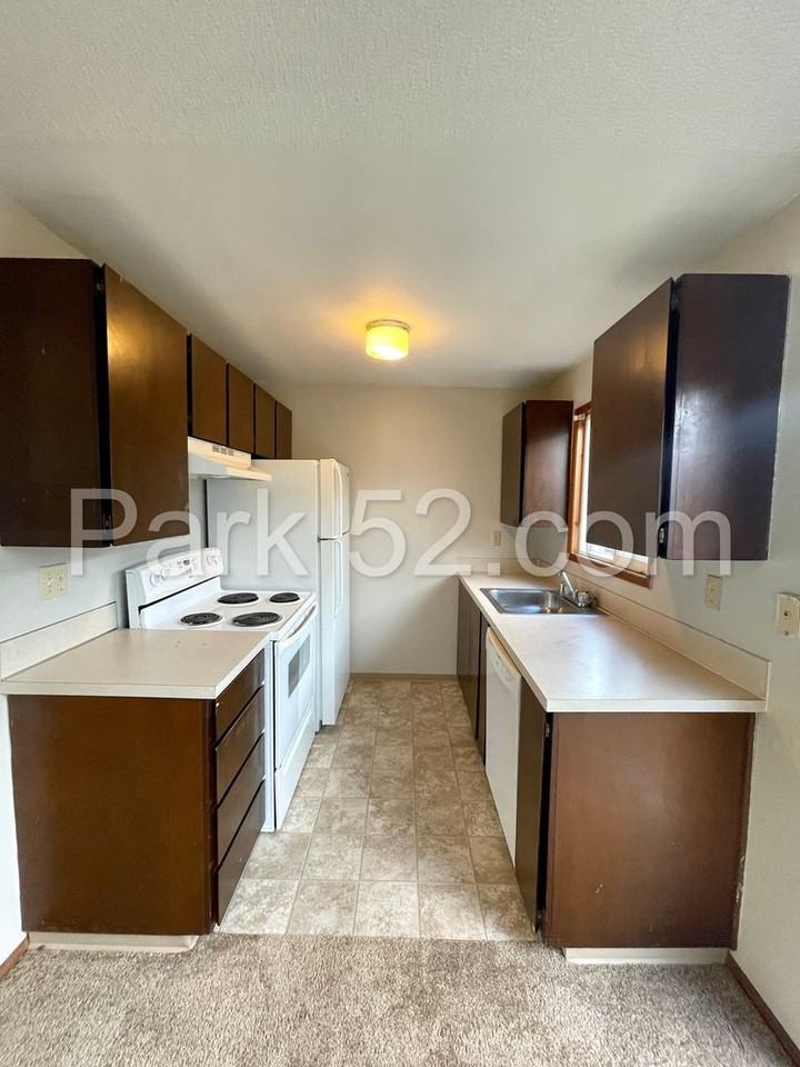 631 N Fife St #01 - Photo 6 of 9