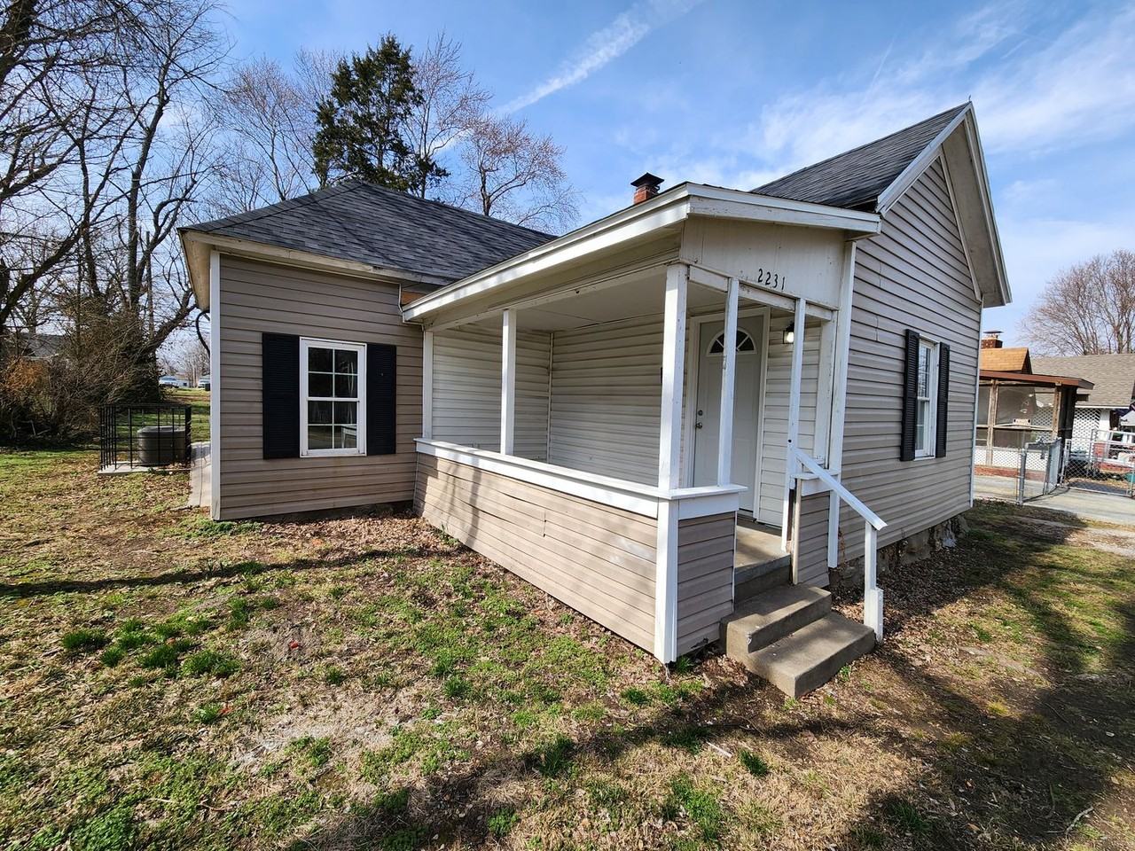 2231 N Rogers Ave - Photo 3 of 15