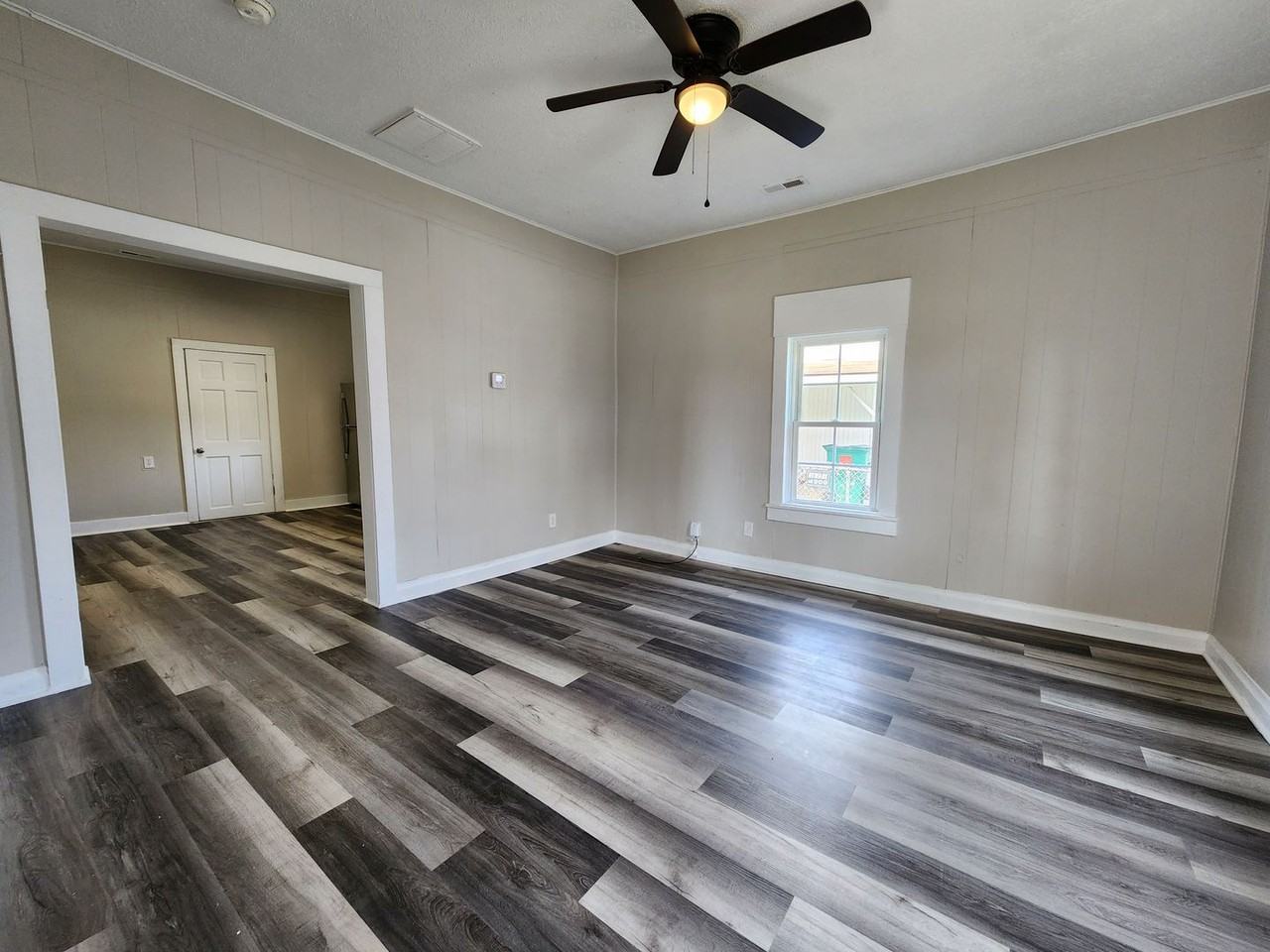 2231 N Rogers Ave - Photo 5 of 15