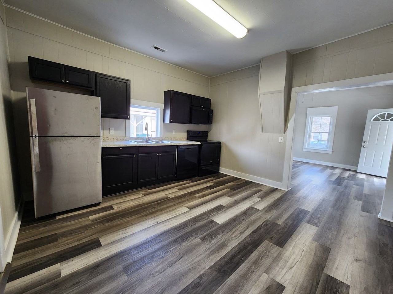 2231 N Rogers Ave - Photo 6 of 15