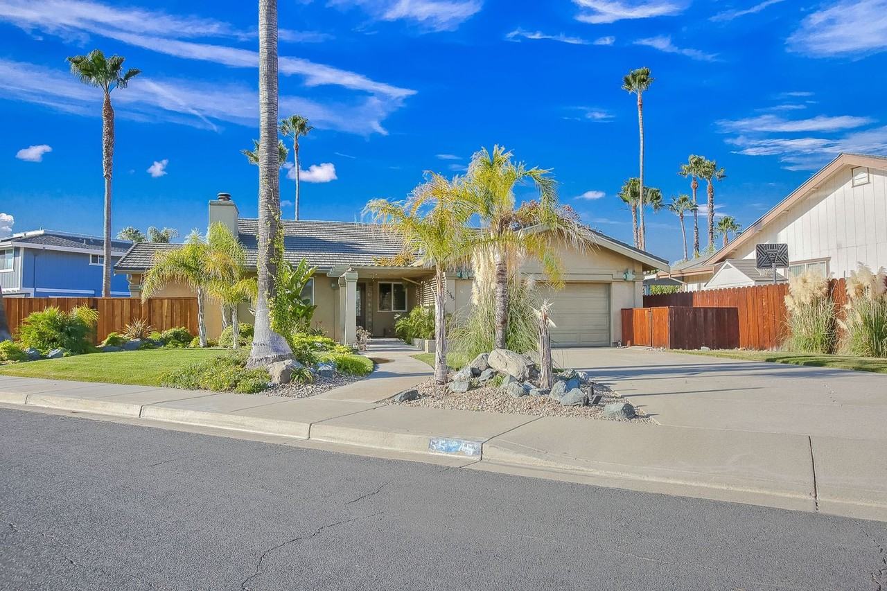 5545 Drakes Ct - Photo 2 of 34