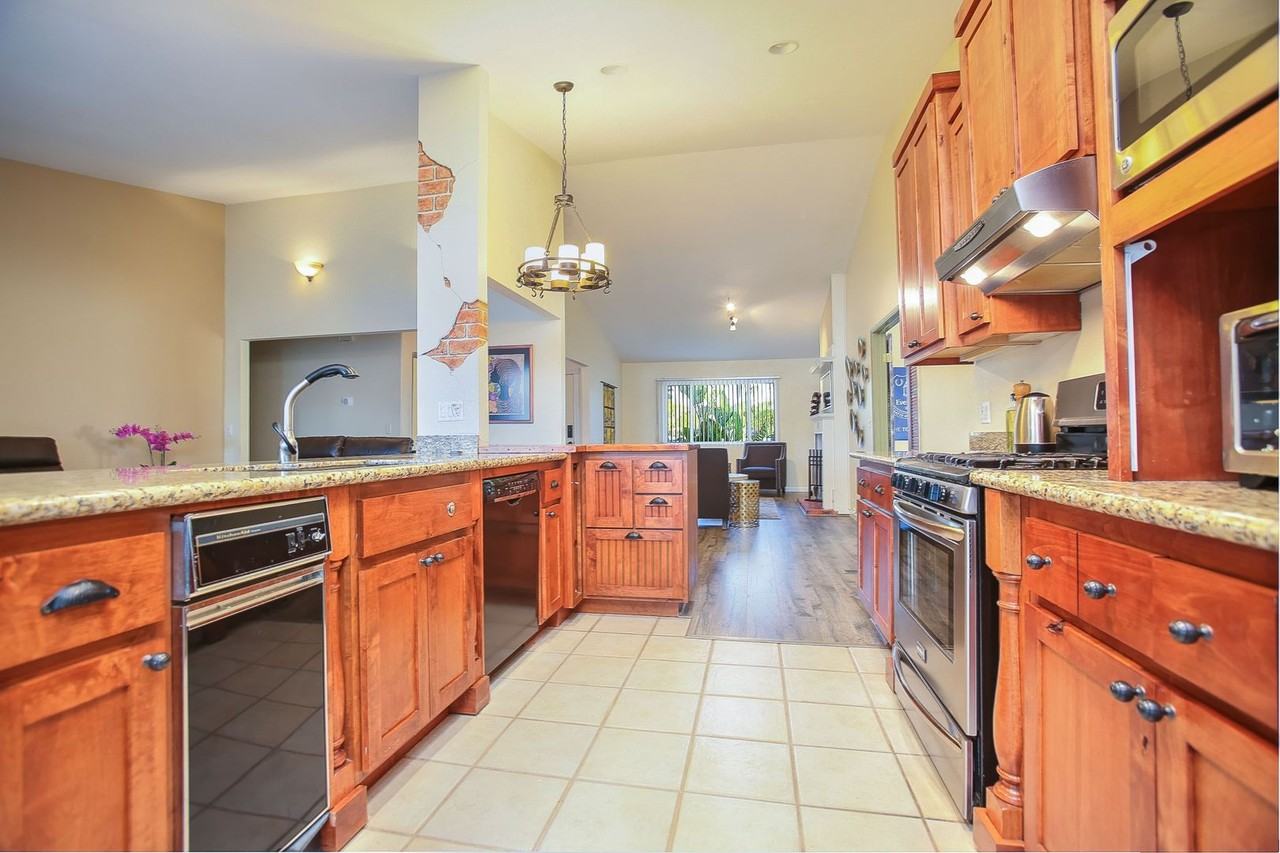 5545 Drakes Ct - Photo 5 of 34