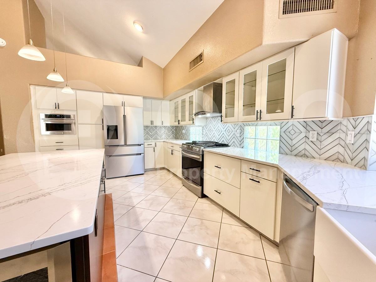 16008 S 7th St - Photo 6 of 32