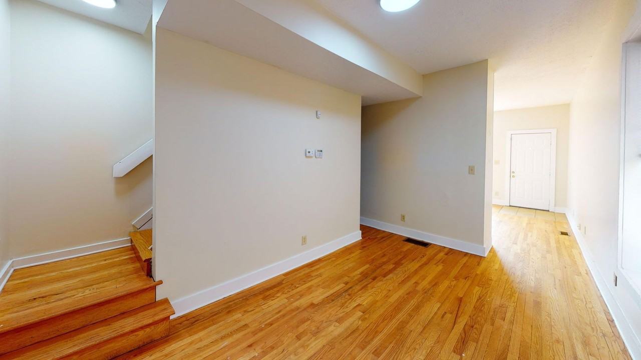 1373 Indianola Ave - Photo 4 of 8