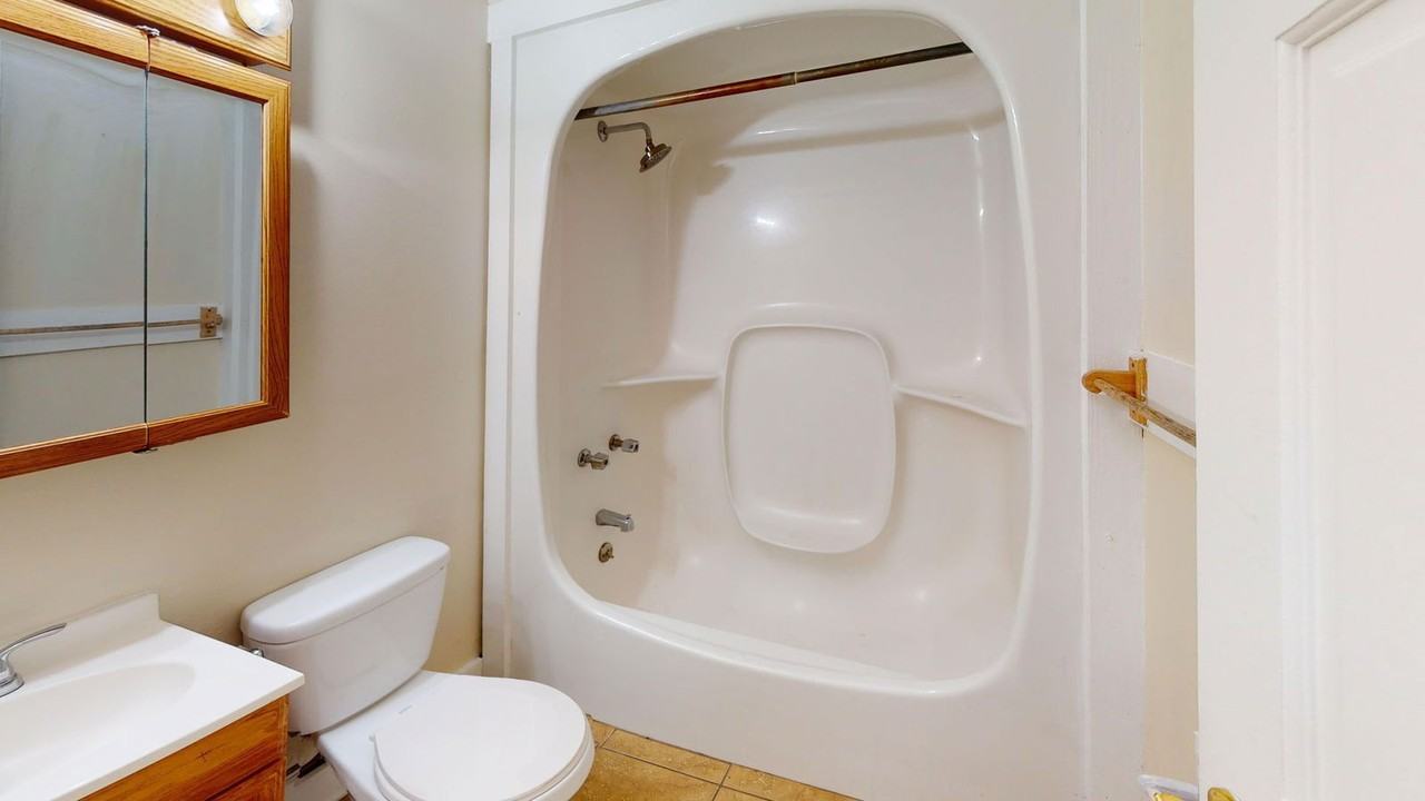 1373 Indianola Ave - Photo 5 of 8