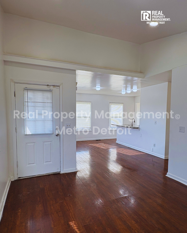 433 Navahoe St - Photo 3 of 19