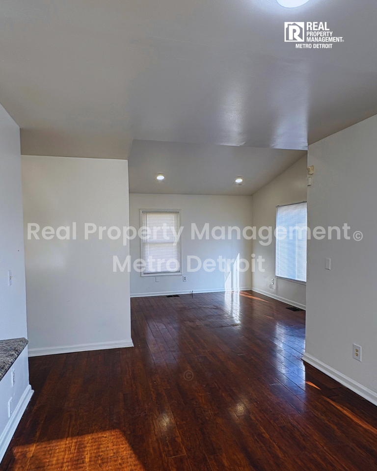 433 Navahoe St - Photo 4 of 19