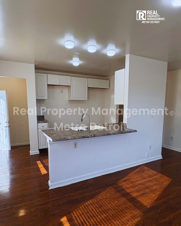 433 Navahoe St - Photo 6 of 19