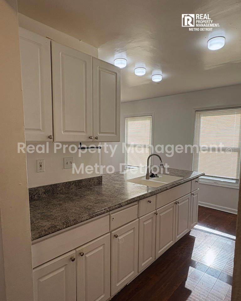 433 Navahoe St - Photo 7 of 19