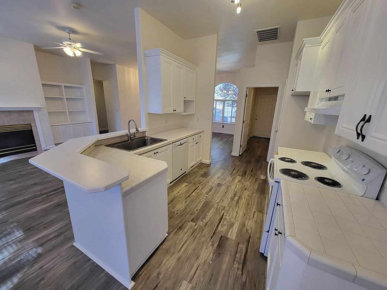 2121 Court Side Cir - Photo 4 of 14