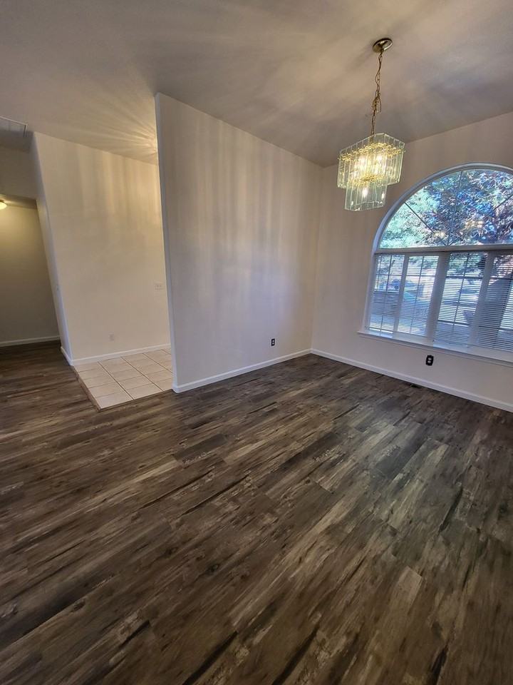 2121 Court Side Cir - Photo 5 of 14