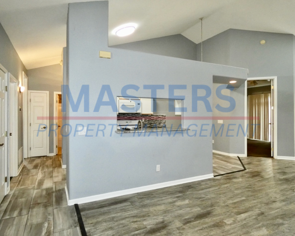 915 Hilltop Ln - Photo 4 of 29