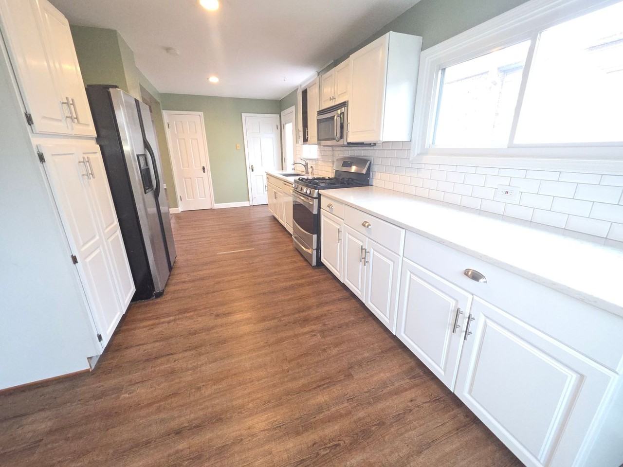 8735 White Ave - Photo 4 of 22