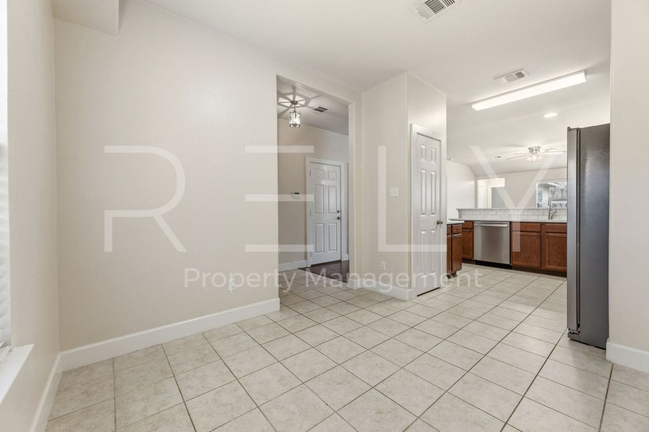 356 Housefinch Loop - Photo 7 of 35