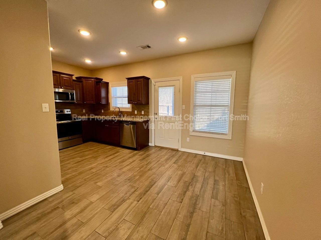 9901 Landry Dr - Photo 4 of 23