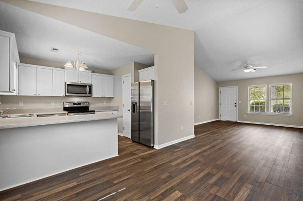 410 Brewster Ln - Photo 3 of 13