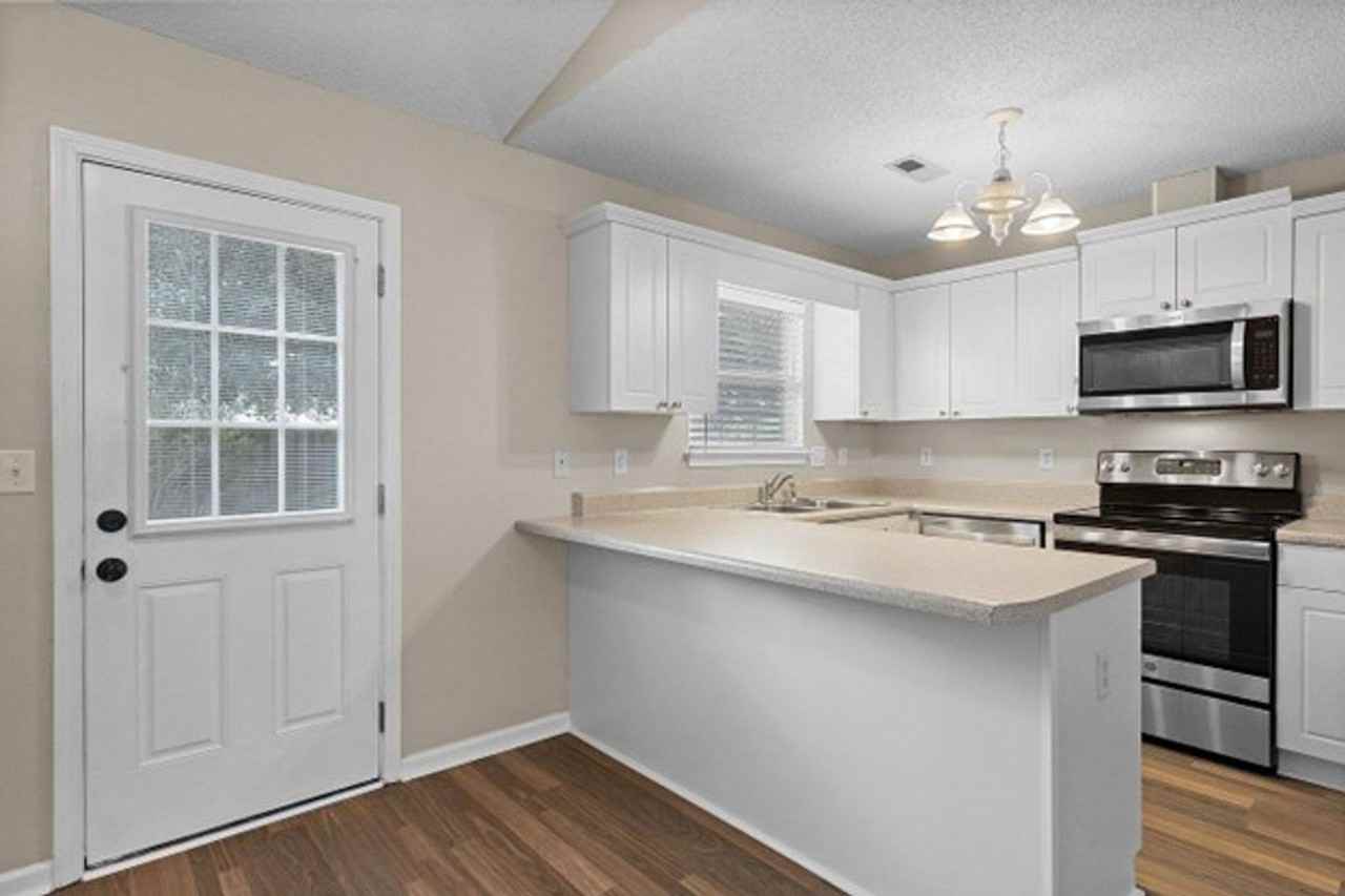 410 Brewster Ln - Photo 4 of 13