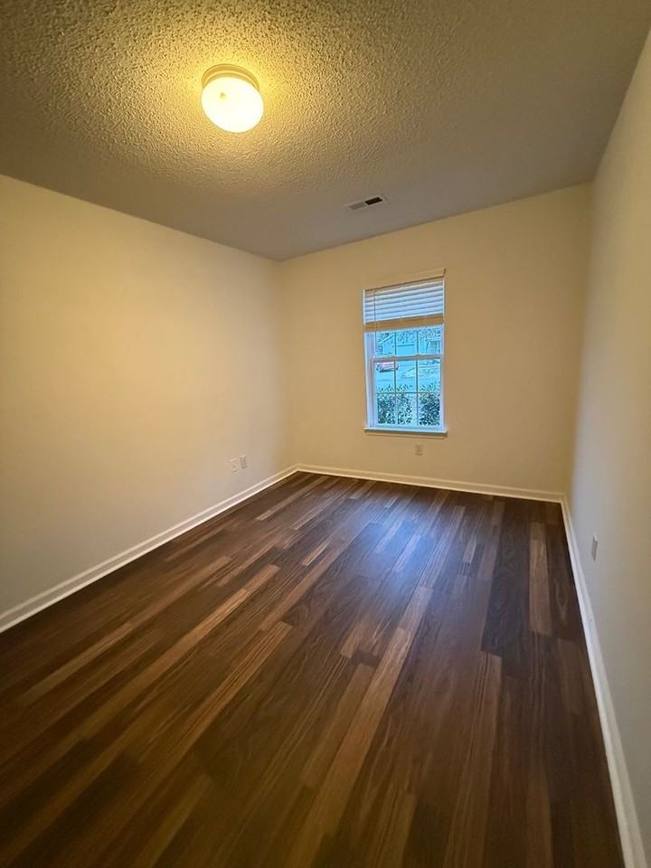 410 Brewster Ln - Photo 6 of 13