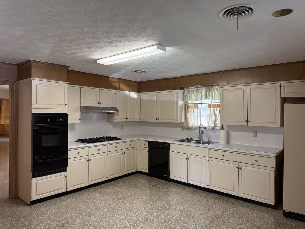 956 Bonnabel Blvd - Photo 3 of 8