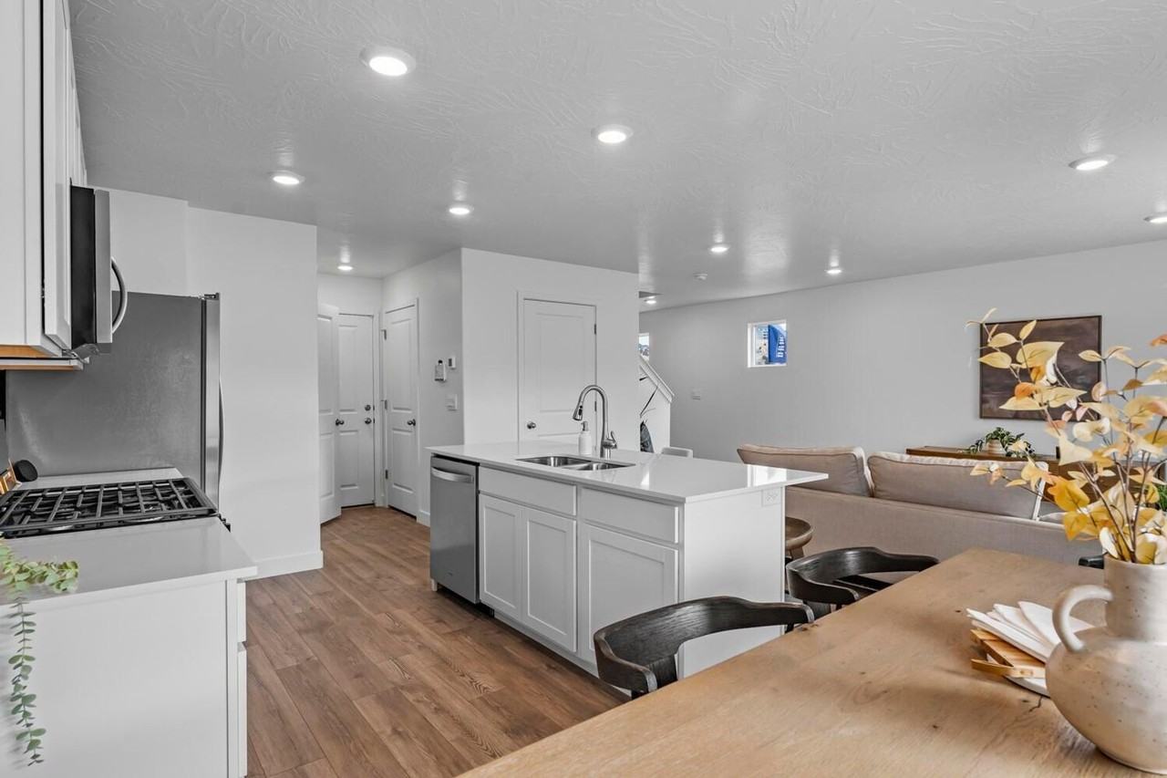 618 S Rockwell Ln #1183 - Photo 3 of 11