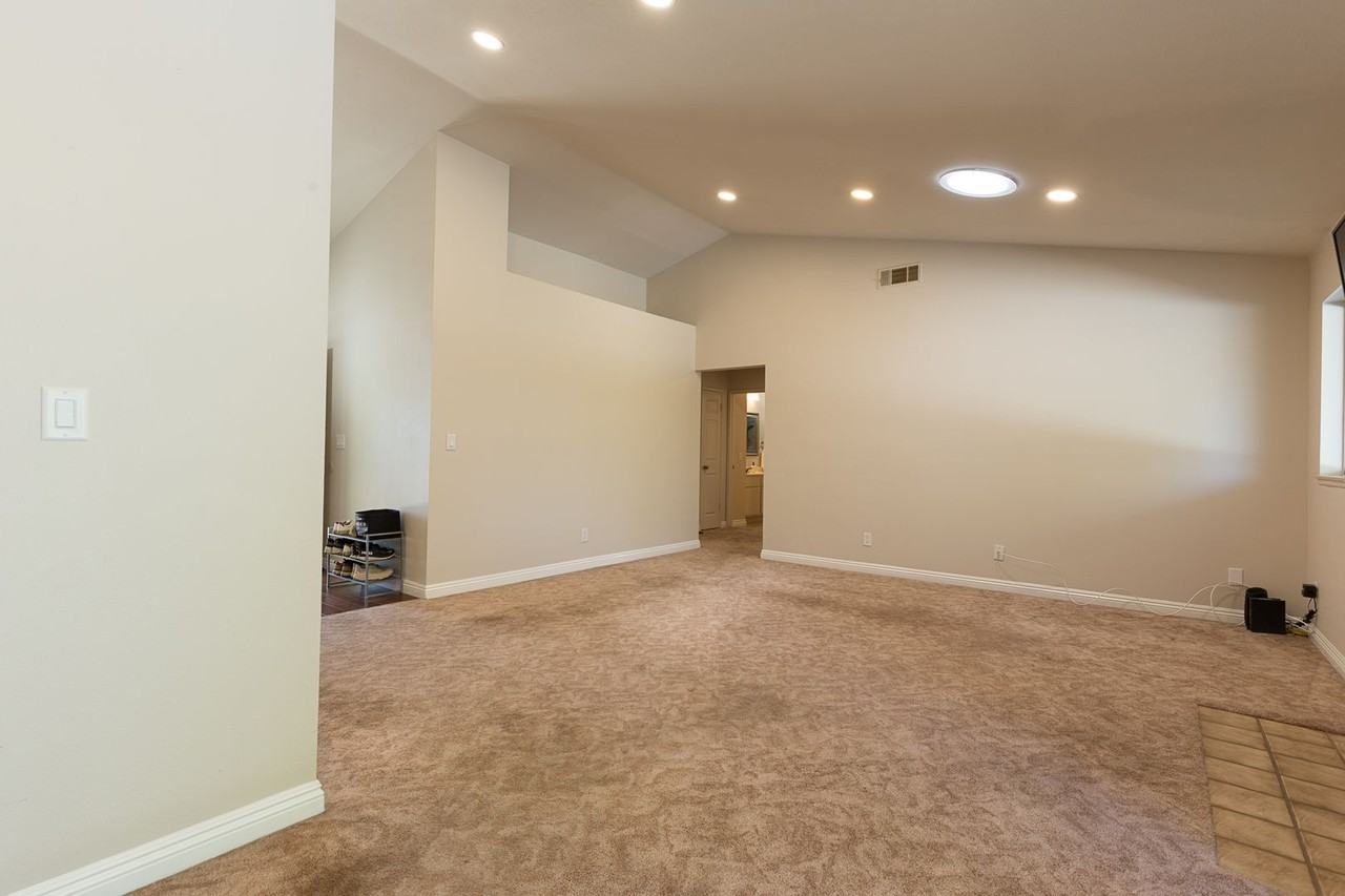 541 Delphinium Pl - Photo 7 of 35