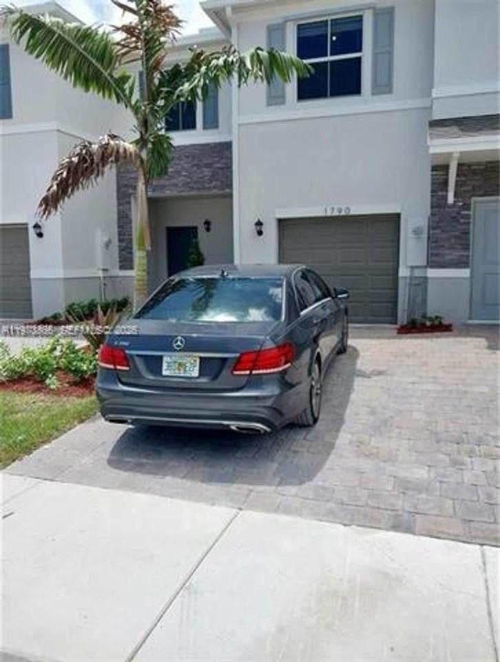 1790 1790 SE 7th Ter th 1790 - Photo 2 of 12