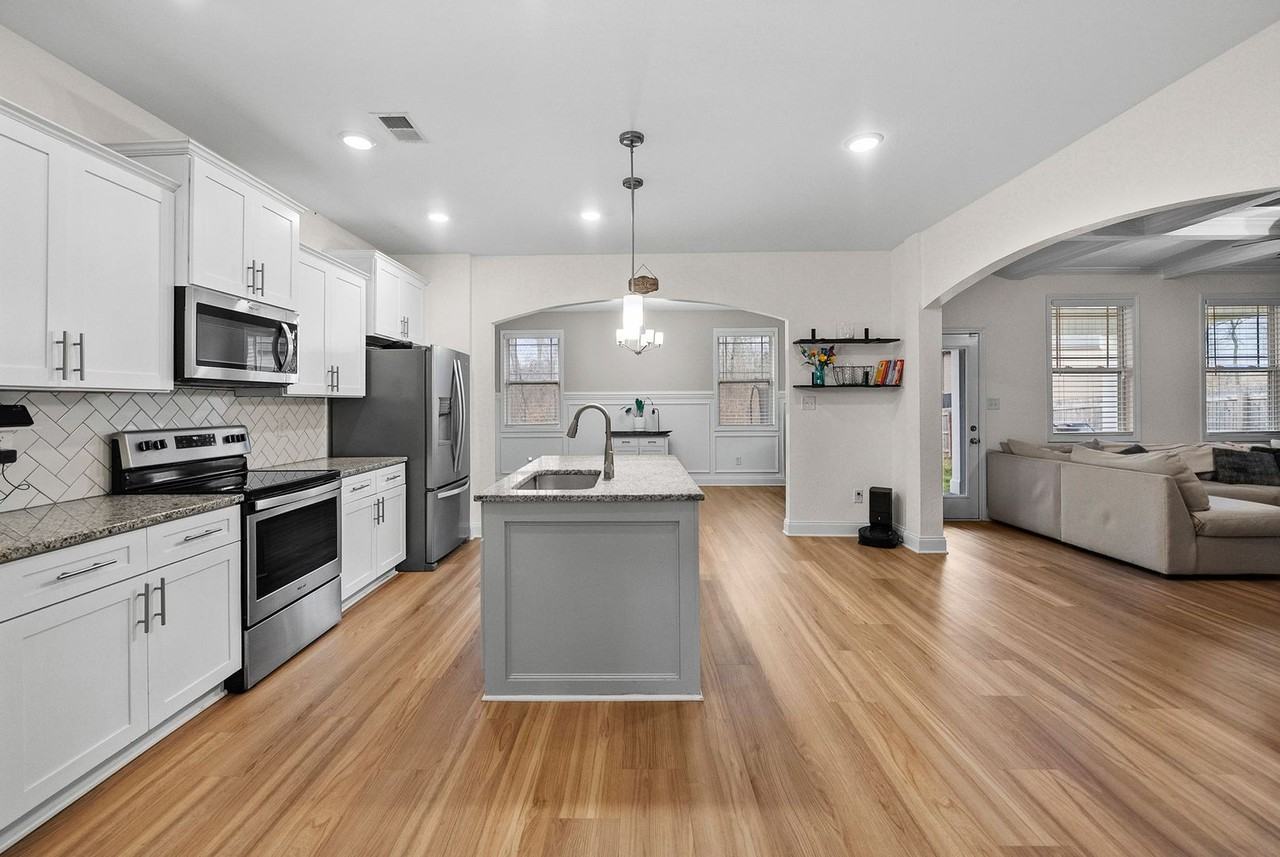 1004 Black Oak Cir - Photo 5 of 39