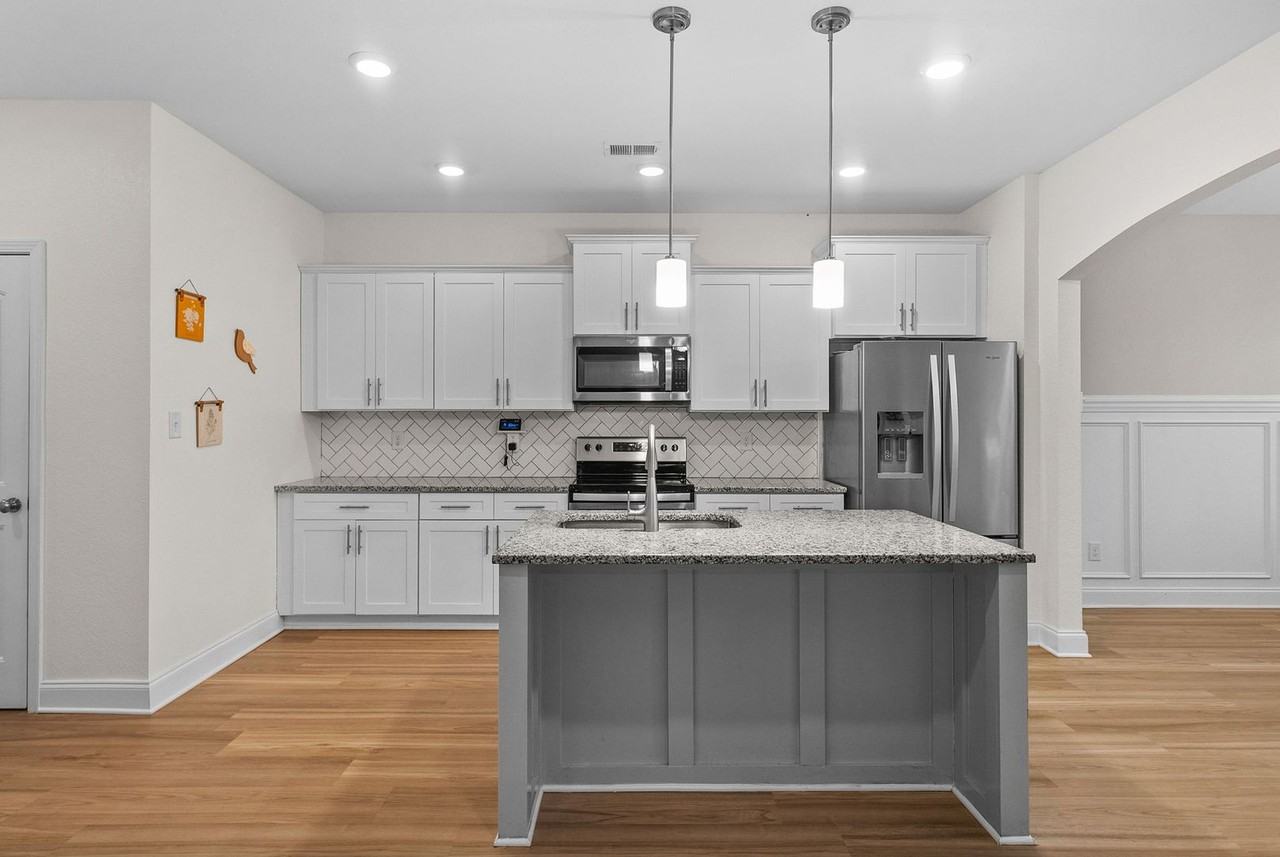 1004 Black Oak Cir - Photo 6 of 39