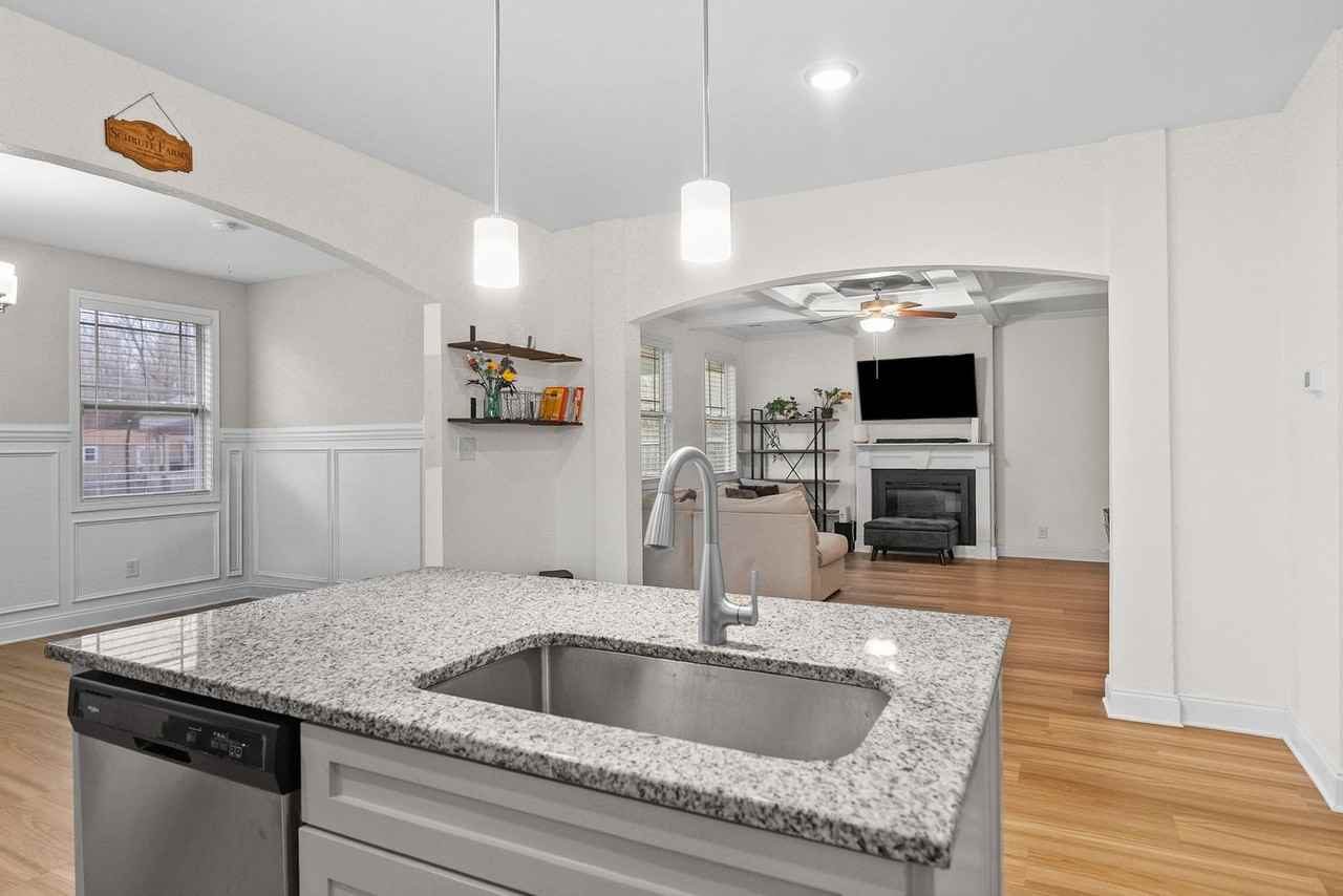 1004 Black Oak Cir - Photo 7 of 39