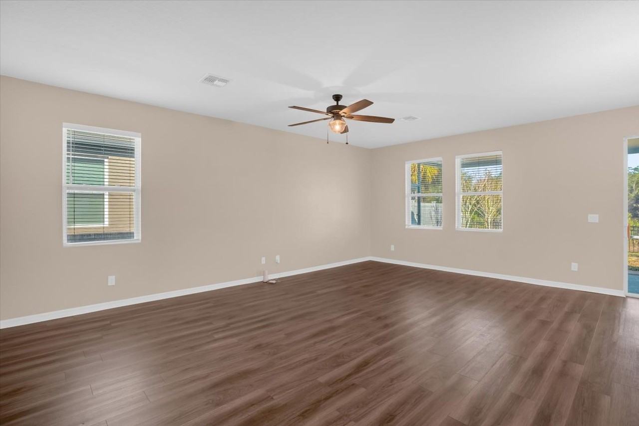 591 Steerview St - Photo 3 of 25