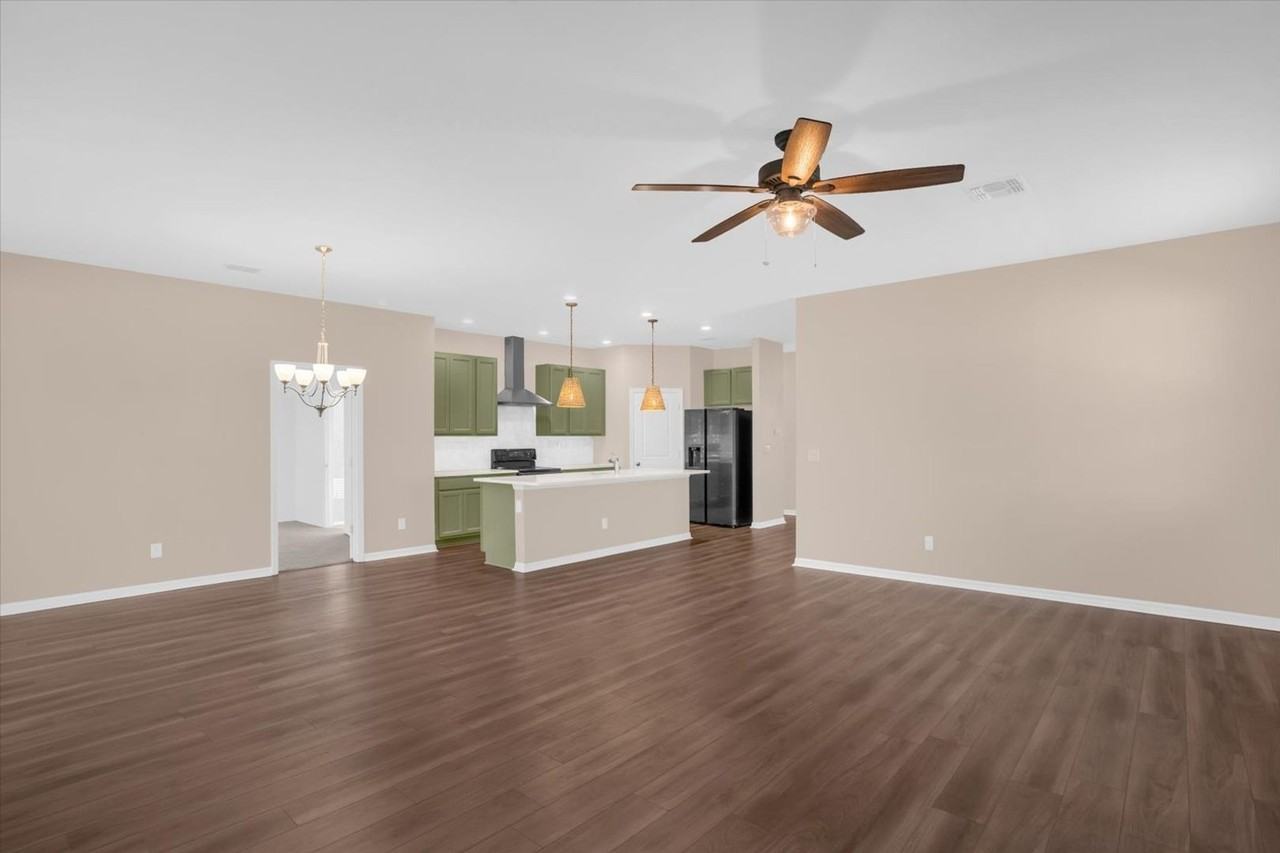 591 Steerview St - Photo 4 of 25