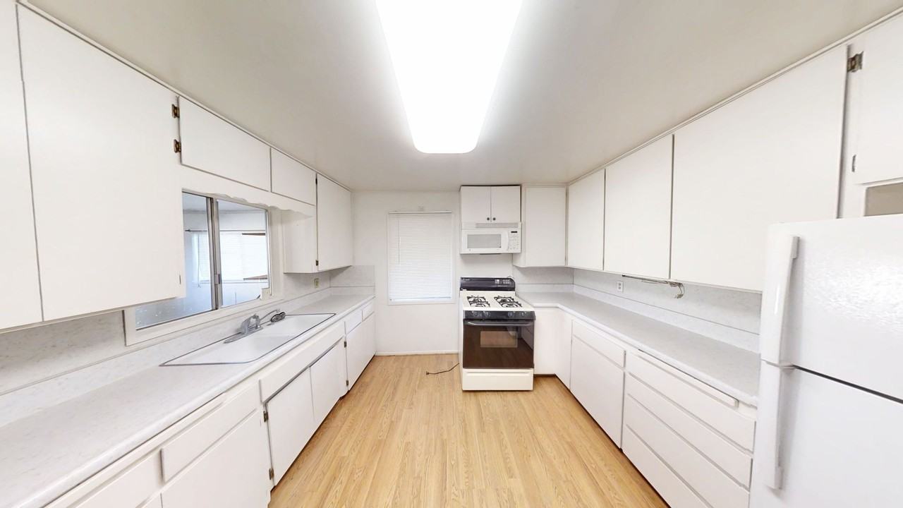 642 W Avenue L - Photo 4 of 10