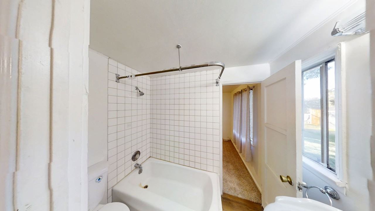 642 W Avenue L - Photo 6 of 10