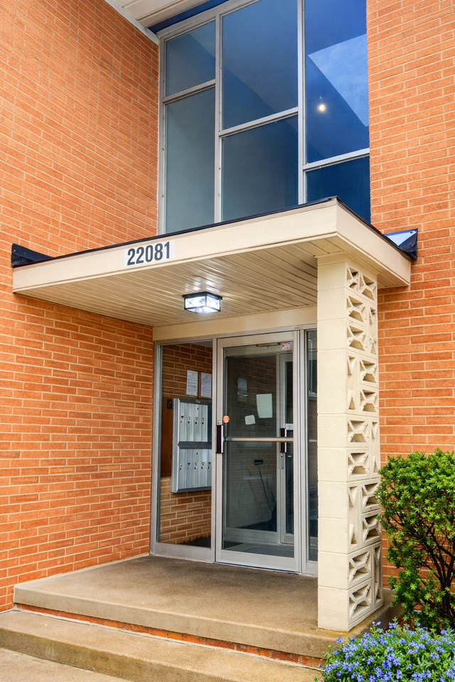 22081 River Oaks Dr - Photo 2 of 24