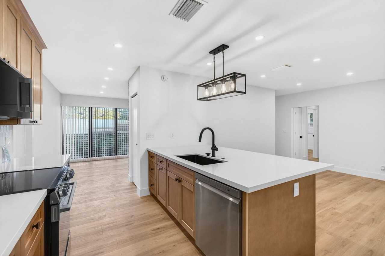 3830 Eastview Ave - Photo 2 of 29