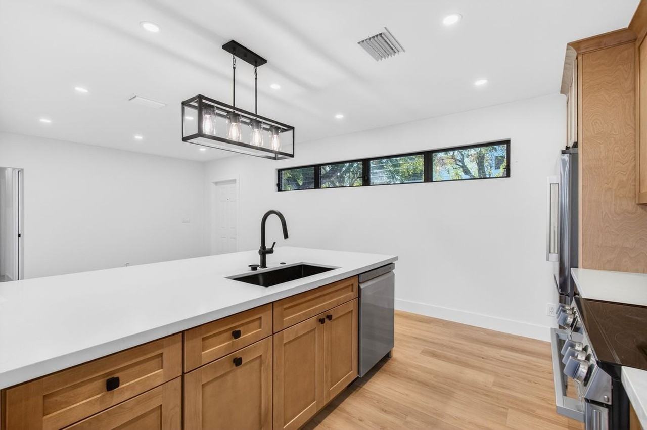 3830 Eastview Ave - Photo 3 of 29