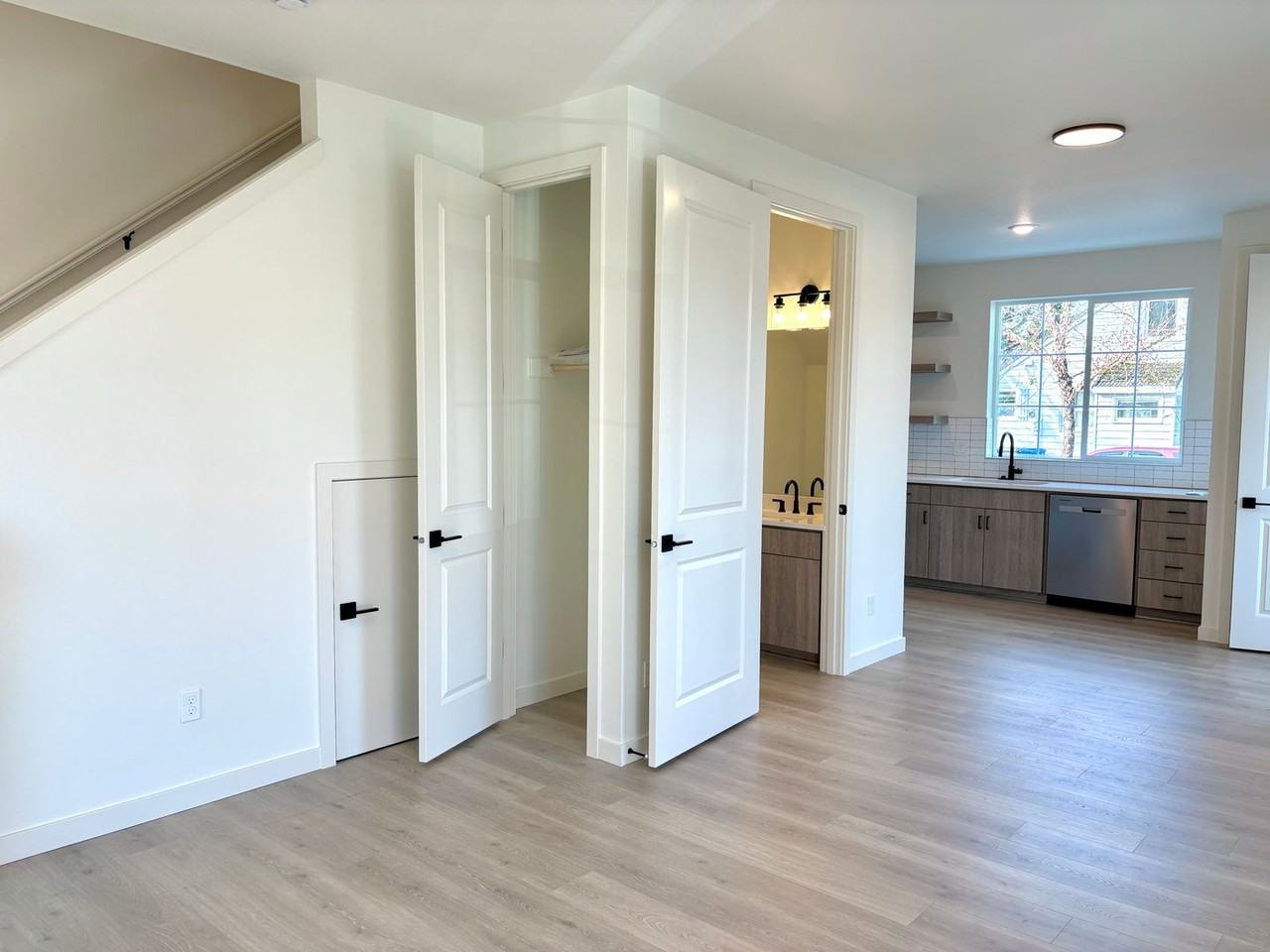 7090 N Leonard St - Photo 4 of 25