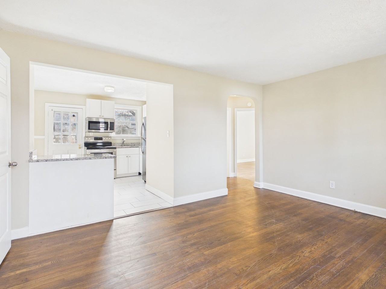 4611 Eastover Ave - Photo 4 of 29