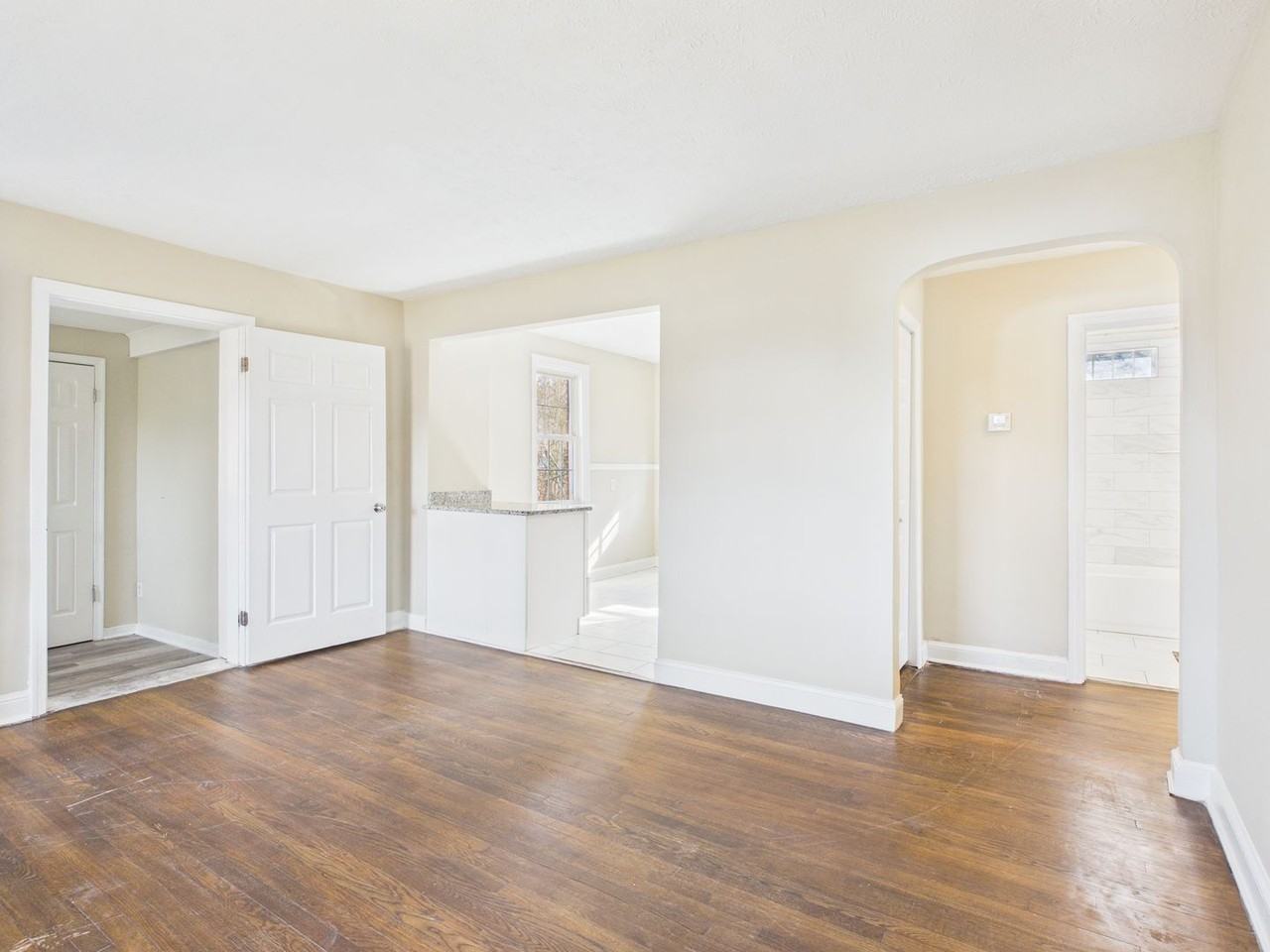 4611 Eastover Ave - Photo 5 of 29