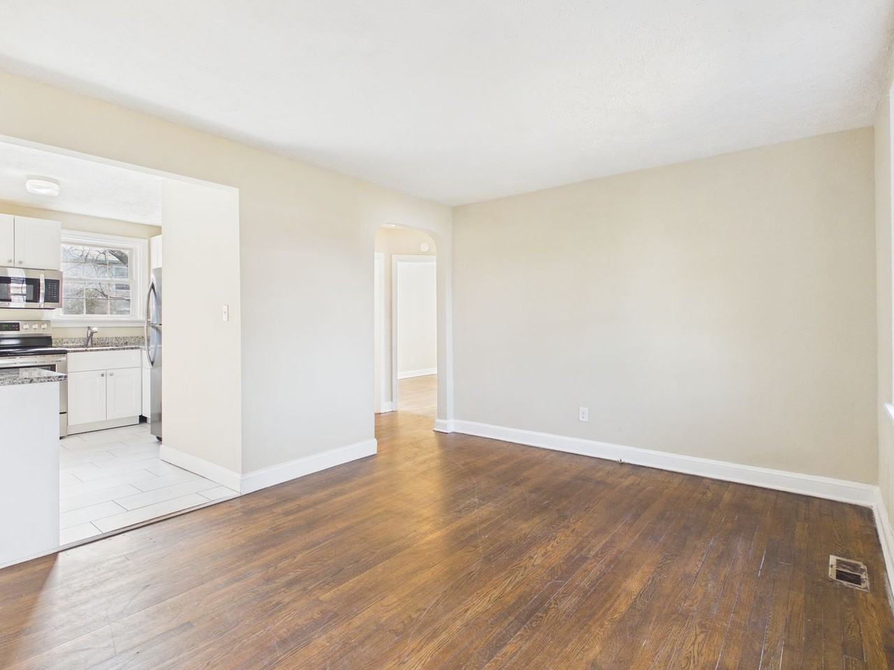 4611 Eastover Ave - Photo 6 of 29