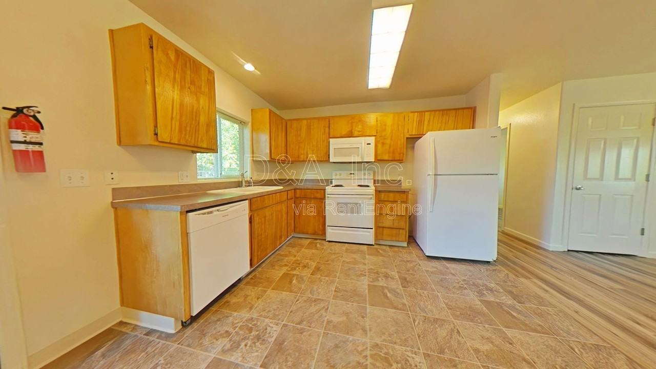 415 Se Mayberry Ave - Photo 3 of 11