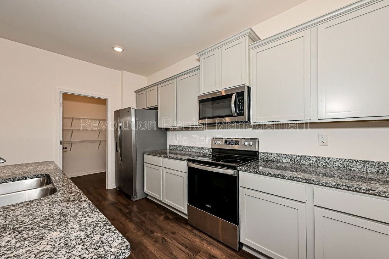 2008 Redfern Rd #2008 - Photo 6 of 17