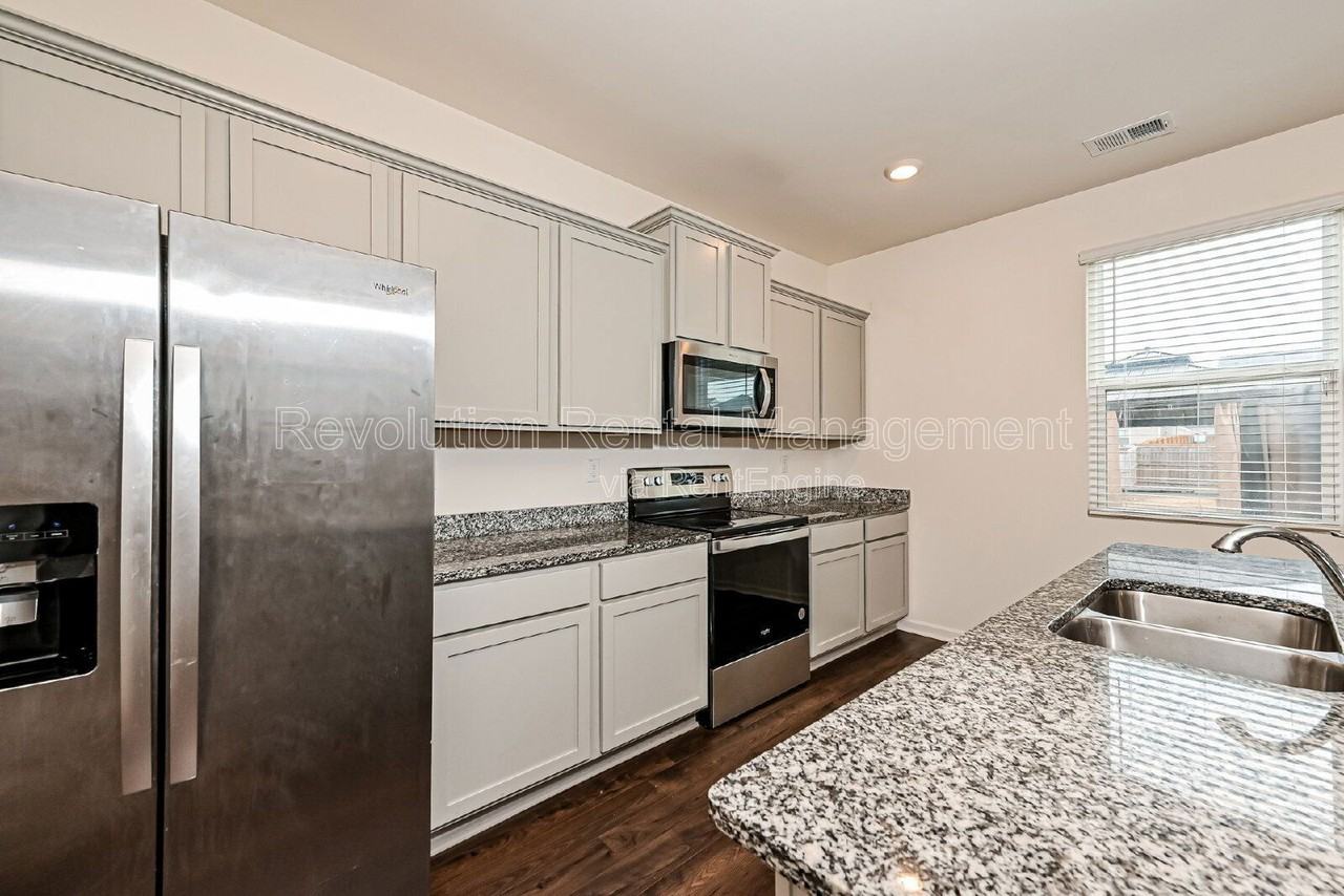 2008 Redfern Rd #2008 - Photo 7 of 17