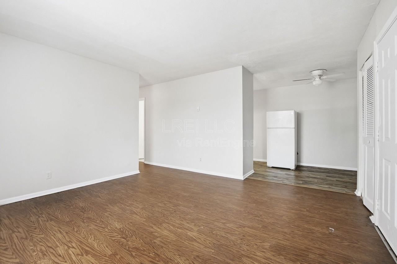 216 Poplar Level Ct #216 - Photo 2 of 9