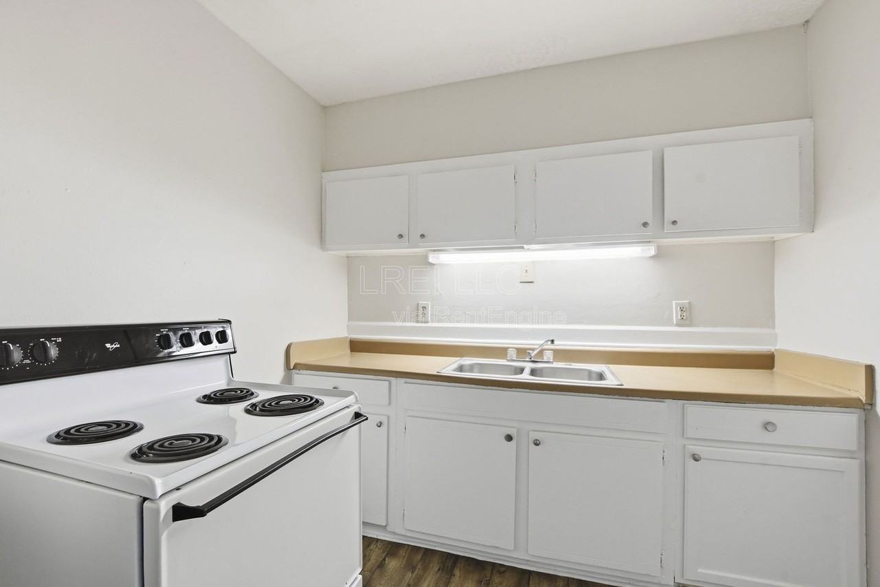 216 Poplar Level Ct #216 - Photo 3 of 9