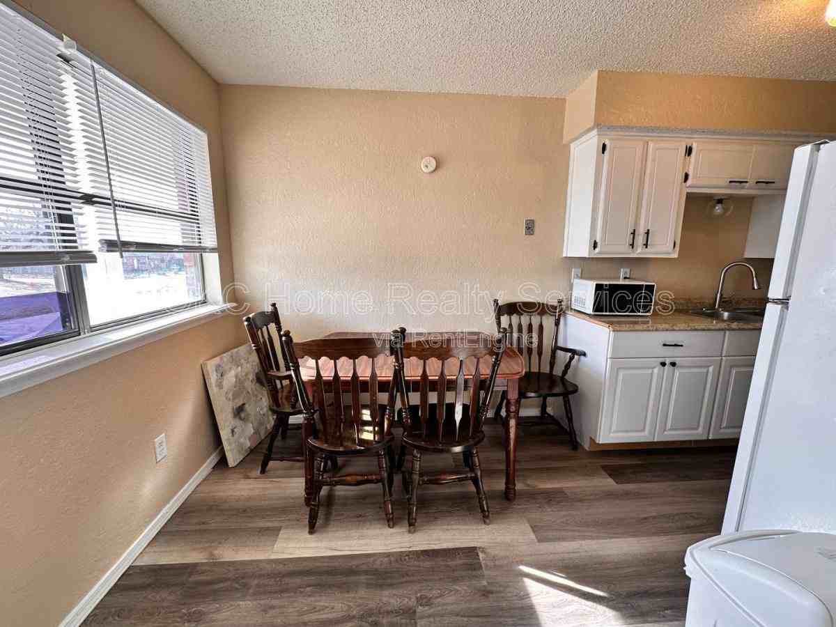 109 Se 42nd St #C - Photo 4 of 10