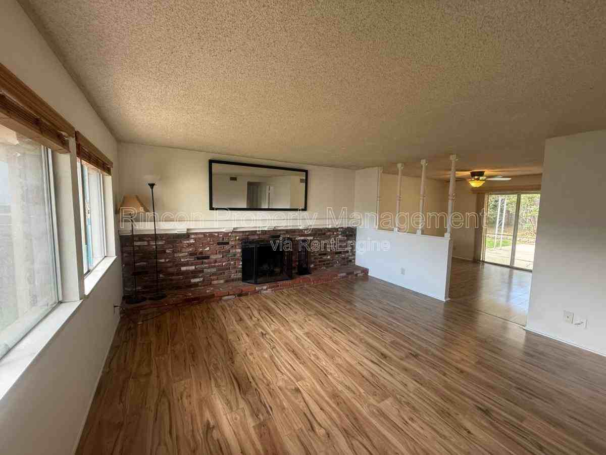 8874 Clinton Ct - Photo 3 of 10