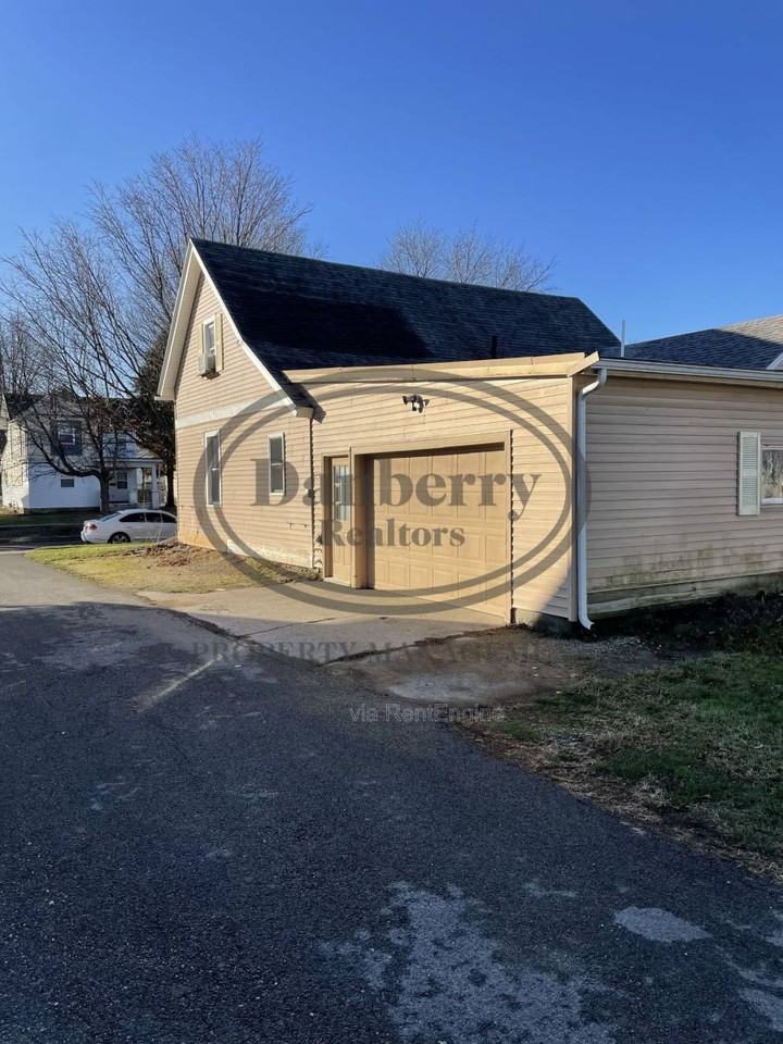 606 South St - Photo 2 of 10